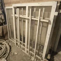 پنجره آهنی  با شیشه