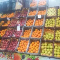 به یک نیروی کار ماهر در فروشگاه میوه