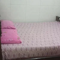 تخت دو نفره با تشک و ۲ عدد بالشت و محلفه. قیمت ۴