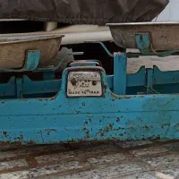 ترازوی قدیمی 20کیلویی و استند ایستاده|کلکسیون اشیاء عتیقه|سرپل ذهاب, |دیوار