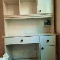 کتابخانه و میز تحریر