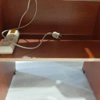 میز کامپیوتر به همراه سیم سه‌راهی