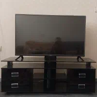 میز تلویزیون دارای پایه نگهدارنده و ۴ کشو