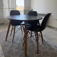 میز ناهارخوری و دوتا صندل مشکی