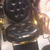 نور لونه زنبوری و یک صندلی آرایشگری