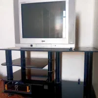 تلویزیون LG و میز شیشه ای