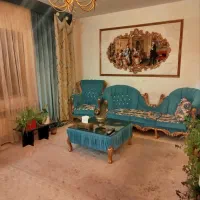 مبل هشت نفره سلطنتی با میز وسط و پرده