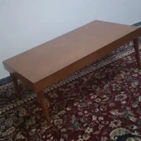 یک عدد میز پذیرایی جلو مبلمان