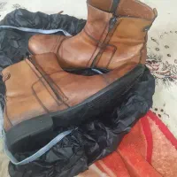 نیم بوت چرم اصل زیپ دار خفن سایز ۴۳و۴۴میخوره‌