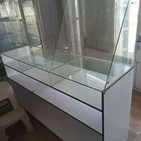 دو عدد ویترین و یک عدد میز پیشخوان