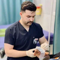 انجام خدمات پرستاری درمنزل(سرم تراپی ودرمانگر زخم)