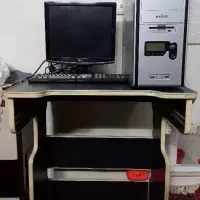 کامپیوتر و میز