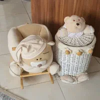 صندلی راک بچه و سبد لباس در حد نو