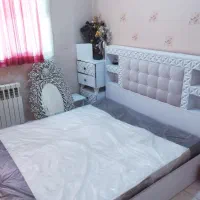 تخت دو نفره و میز پاتختی