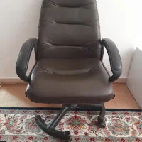 صندلی مدیریت جک دار کاملا سالم ودر حد نو