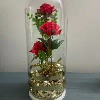 گل با گلدان شیشه ای مناسب هدیه