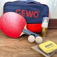 راکت و توپ و تجهیزات تنیس روی میز