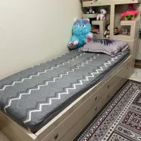 تخت خواب و کتابخانه