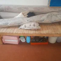 یک عدد تخت چوبی سنتی ۴ پایه در حد مناسب ویلا..