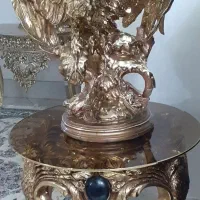 عقاب طلایی همراه با میز