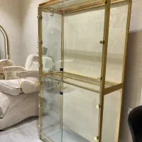 ویترین شیشه‌ای با فریم فلزی طلایی