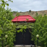 باغچه ۷۵۰ متری با استخر بزرگ و ساختمان ۸۰ متری