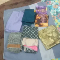 تعدادی روسری وشال وکلاه وآواره بزرگ وکوچک
