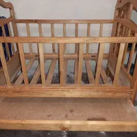 تخت نوزاد چوبی در حد نو