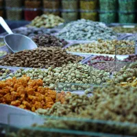 فروشنده خانم  برای آجیل و خشکبار