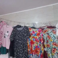 تعدادی لباس به فروش میرسد