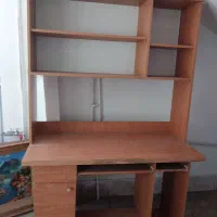 کتابخانه و میز کامپیوتر