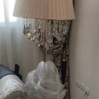 آباژور طلایی ایستاده مدرن کنار سالنی