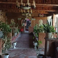کارگرساده سری زن قلیان در قهوه خونه