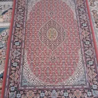 یک عدد قالیچه قرمز رنگ