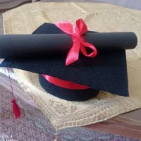 تزئینات نمدی و کلاه فارغ‌التحصیلی