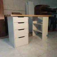 میزتحریر و کامپیوتر