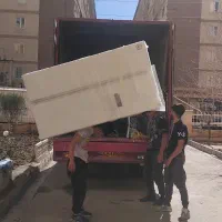 اسباب‌کشی کارگر خالی برای جابه‌جایی و بسته‌بندی