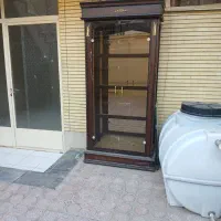 ویترین خیلی تمیز هست طبقعه شیشه ای