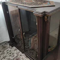 میزتلویزیون،مینی بوفه.هرطرف دارای دوطبقهای شیشه ای