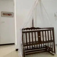 تخت کنار مادر