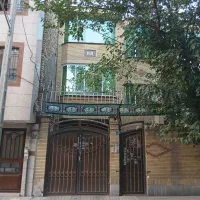 ویلایی سه طبقه مستقل برای سکونت سه خانواده