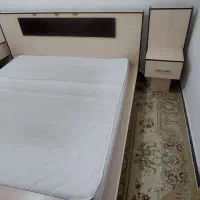 یک عدد تخت دونفره وهمراه دوعدد پاتختی