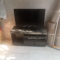 تلویزیون ۳۲ ومیز تلویزیون