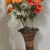 ۲ گلدان سفالی همراه گل‌های شقایق و شکوفه‌های گیلاس