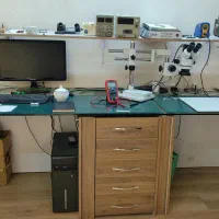 میز کار و کامپیوتر