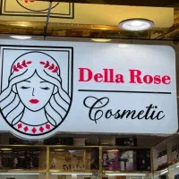 خانم فروشنده لوازم آرایشی و بهداشتی