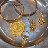استخدام خانم برای پرزنت و جذب مشتری در حوزه طلا