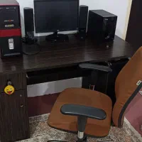 میز و صندلی و کامپیوتر و باند