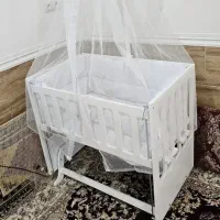 گهواره کنار مادر