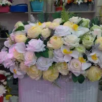 فروشنده خانوم برای گلفروشی